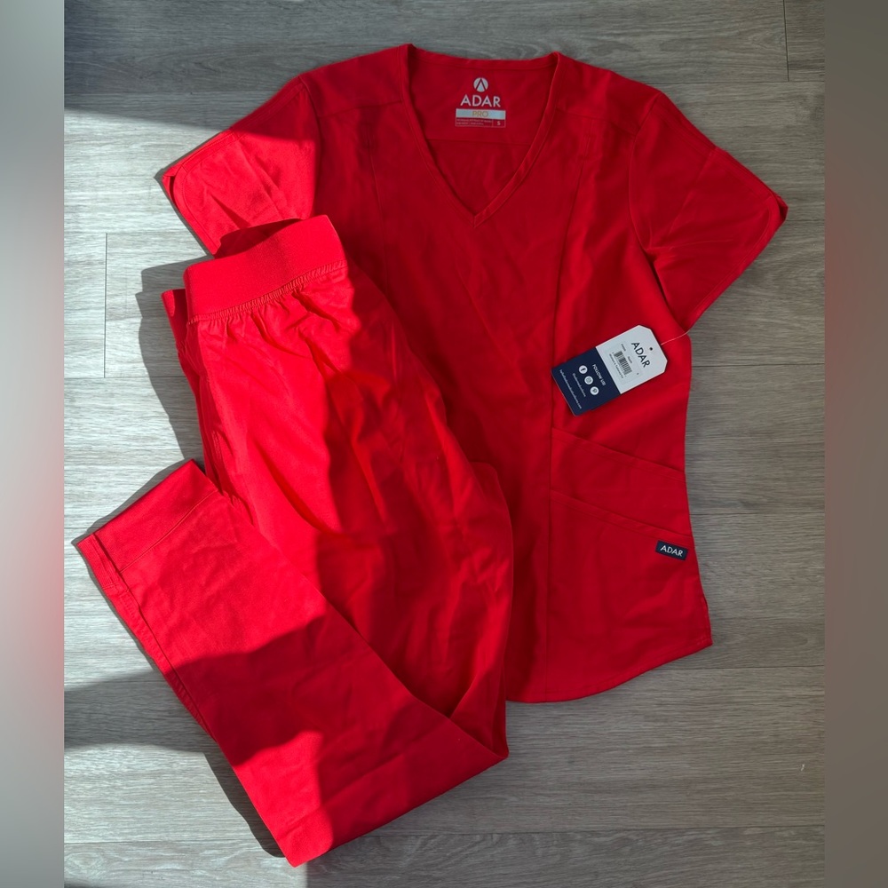 Adar Pro Scrub Set Apple Red in Small